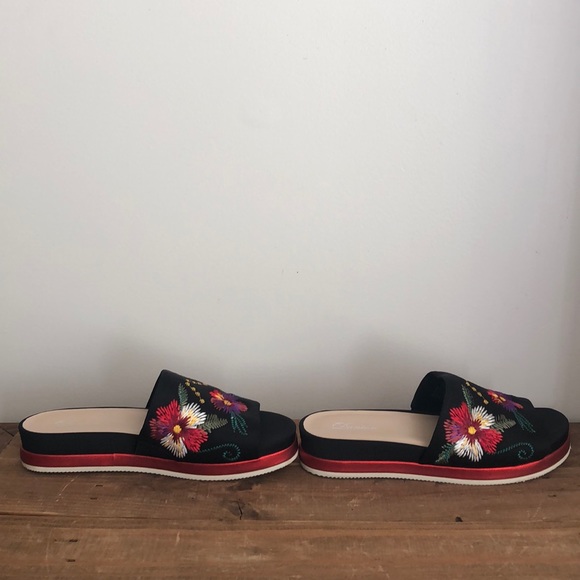 Patterned sandals - Picture 4 of 8